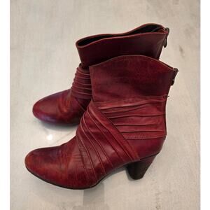 L'Artiste Women's Red Merci Pleated Leather Ankle Booties SZ 39 Artsy Whimsy